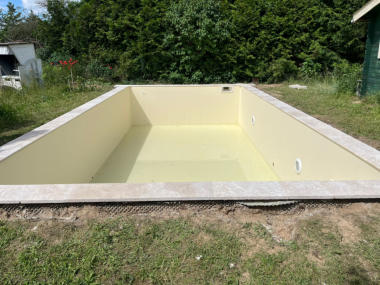 Außenanlage mit Pool und Terrasse